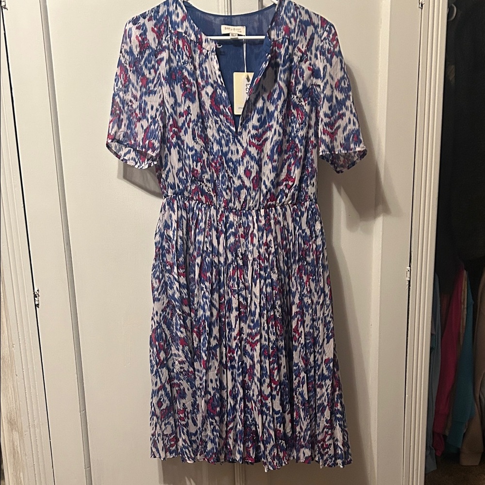 Elegant Blue and Red Patterned Midi Dress